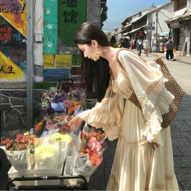 Embellish Knit - เดรสยาวทรงทรัมเป็ต คอเหลี่ยม แขนยาว แต่งชายกระโปรงใหญ่ สไตล์โบฮีเมียน สีเบจ